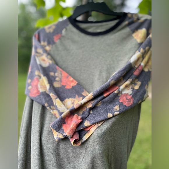 BDG Regular Fit M Crewneck LongSleeve Tee Flowered Sleeves, Soft Green Heather - Picture 1 of 9